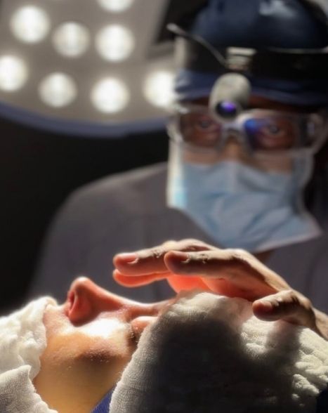 Equipo médico en quirófano durante procedimiento de rinoplastia